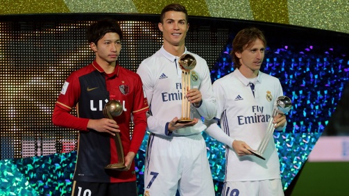 © imago / Gaku Shibasaki bei der FIFA-Klub-WM-Ehrung mit Cristiano Ronaldo und Luka Modric