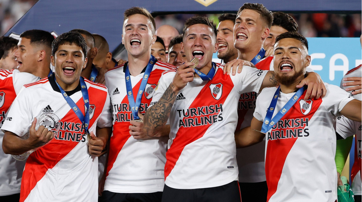 River Plate se corona campeón del fútbol argentino tras golear a Racing (4-0)