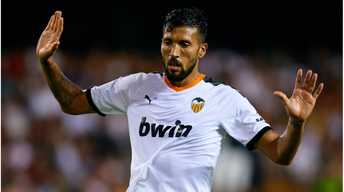 Más de 100 partidos: Garay se despide del Valencia CF “eternamente agradecido”