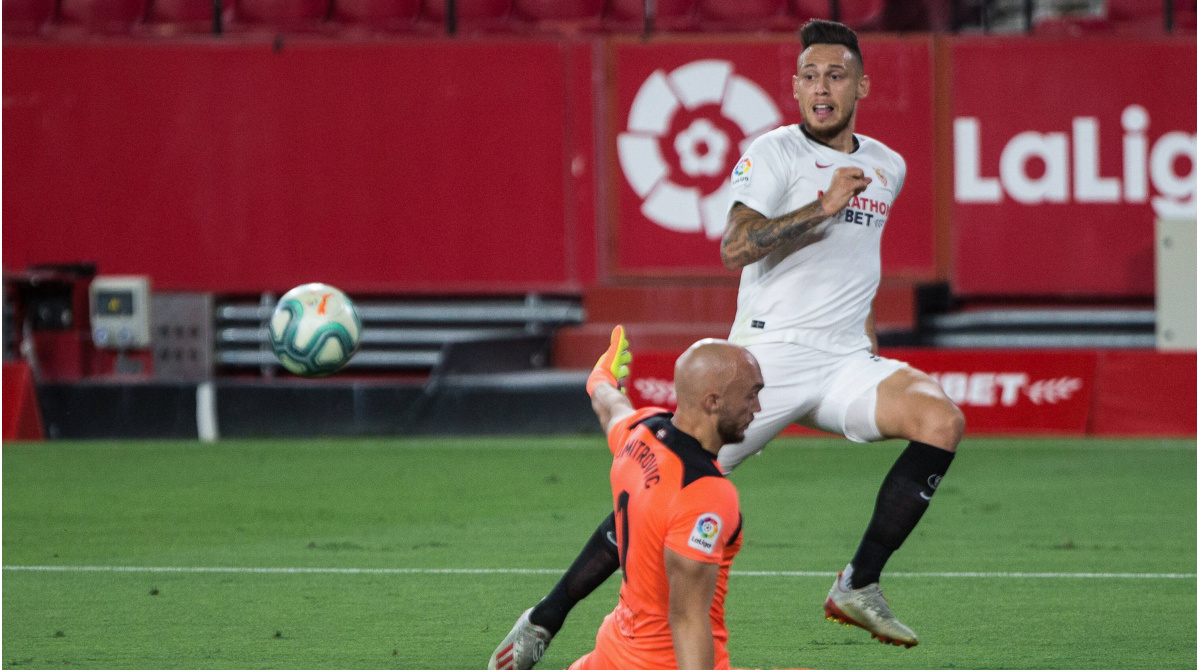 Ocampos salva al Sevilla FC con un gol y una parada final ante el Eibar (1-0)
