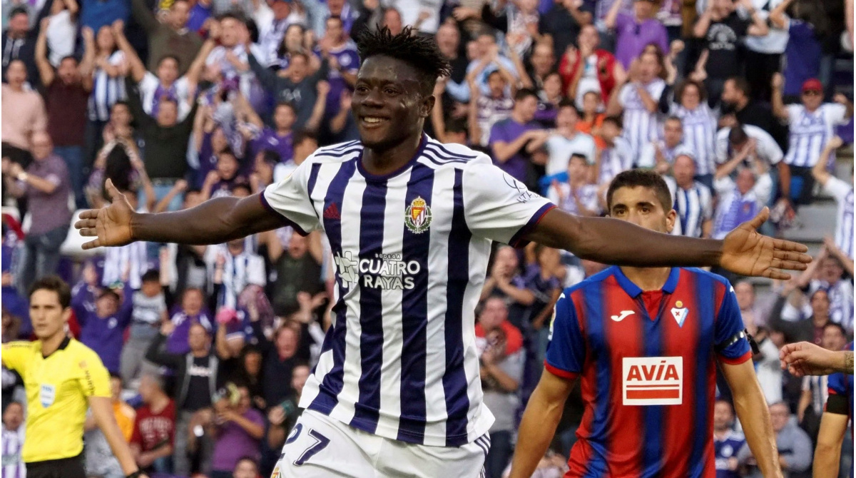 Record sale of Real Valladolid: defender Salisu signs for Southampton.