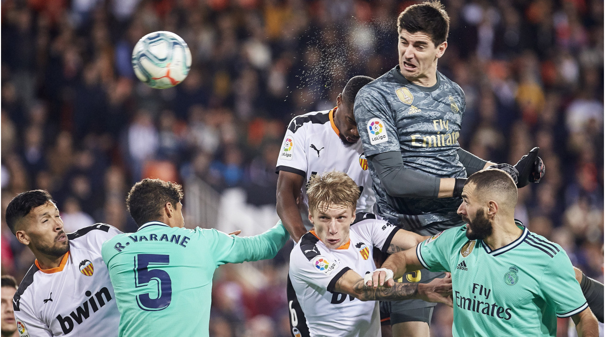 Courtois salva de cabeza ante el Valencia CF la racha sin perder del Real Madrid