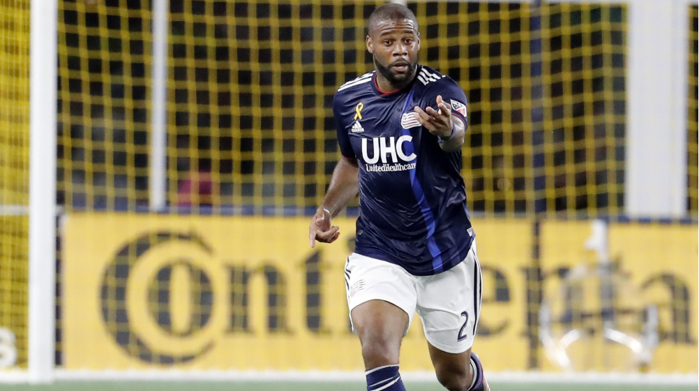 Andrew Farrell re-signs with New England - 