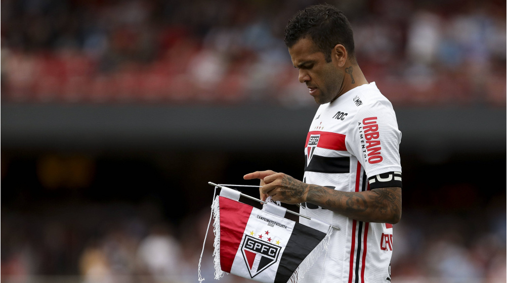 Official: São Paulo terminate contract with Dani Alves - Was previously on strike
