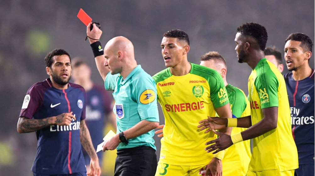 Schiri foult Spieler und zeigt ihm Gelb-Rot – Nantes-Boss Kita: „Dilettantismus“