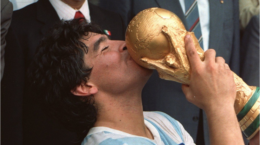 Diego Maradona wird 60: Vom teuersten Fußballer zum gefallenen Halbgott