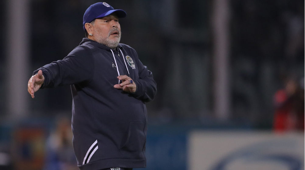 Maradona blijft jaar langer aan als coach Argentijnse Gimnasia