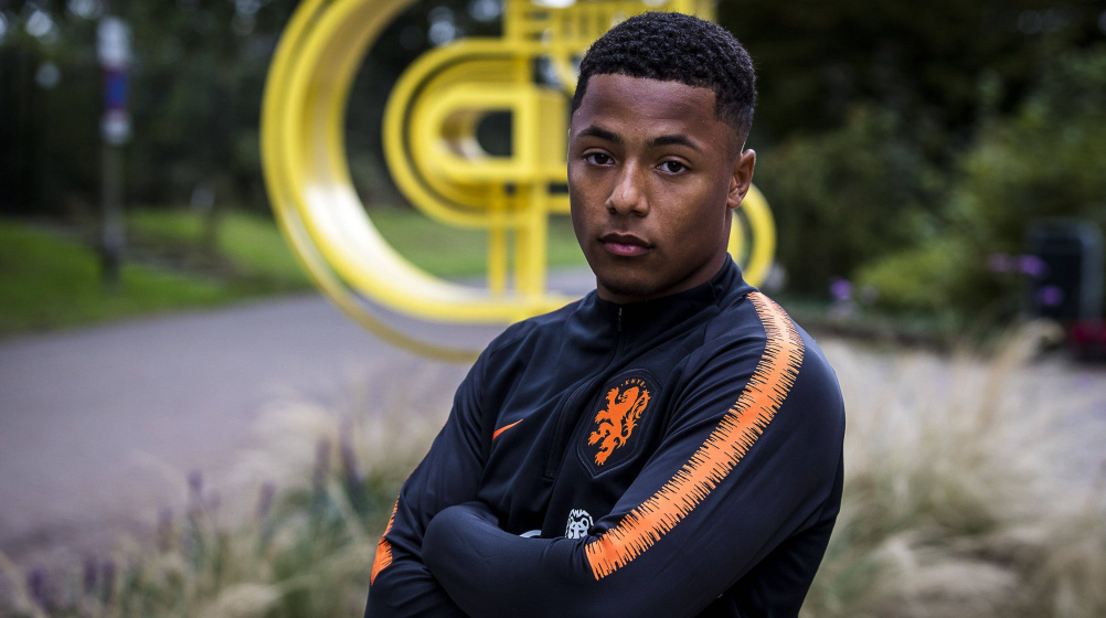 Nederlands talent Hoogewerf tekent eerste profcontract bij Man Utd 