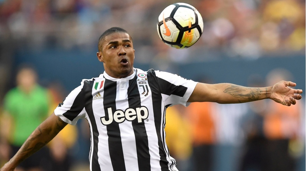Douglas Costa castigado com 4 jogos após cuspidela no Juventus-Sassuolo