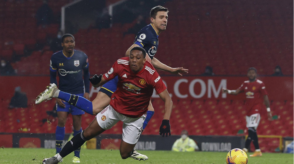 0:9 gegen Manchester United: Rot von Southamptons Bednarek annulliert