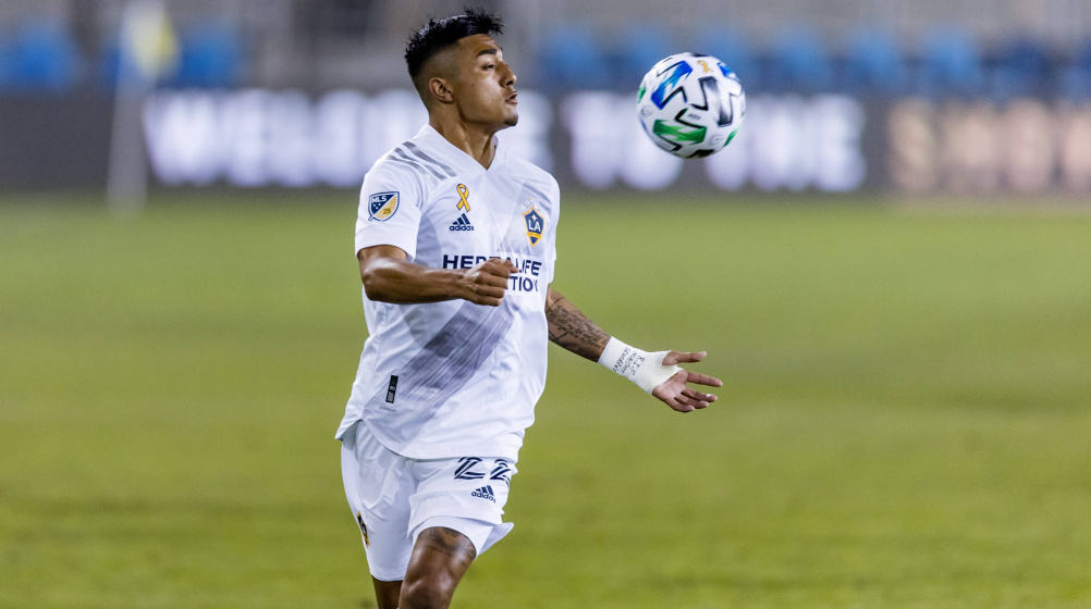 Julián Araujo to stay at LA Galaxy - Barcelona submitted documents too late