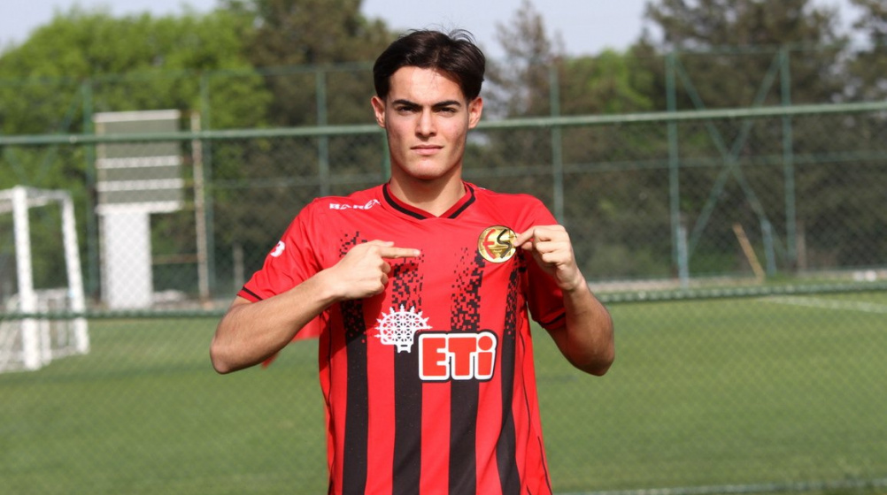 Eskişehirspor'un genç oyuncusu Metehan Altunbaş LASK Linz'e transfer oldu