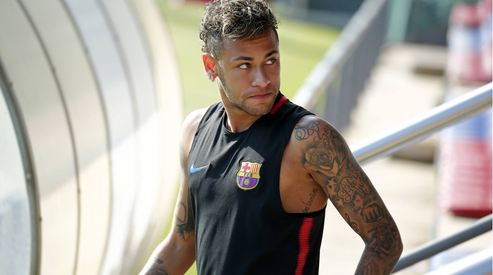 Neymar assina pelo PSG por cinco anos