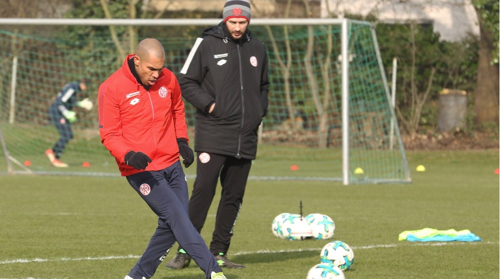 „Beide helfen uns weiter“: Mainz-Trainer Schwarz verteidigt de Jong und Ujah