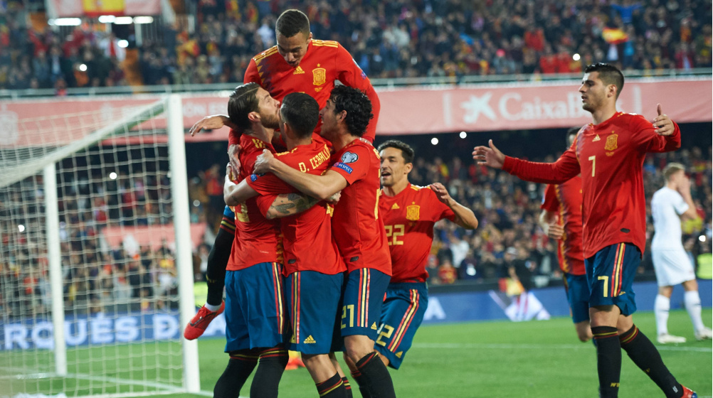 Spanien gewinnt dank Ramos-Elfmeter – Italien startet mit Sieg gegen Finnland 