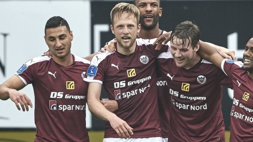 © imago / Björn Kopplin bejubelt mit seinen Teamkollegen von Hobro IK einen Treffer in der Saison 2017/18