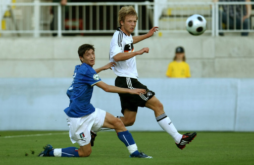 © imago / Björn Kopplin im Zweikampf mit Andrea Mazzarani: Finale der U19-EURO 2008