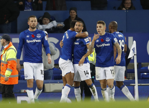 Cenk Tosun, Everton formasıyla bu sezon attığı ilk golünü tarkım arkadaşlarıyla kutlarken