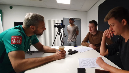 Claudio Pizarro im Gespräch mit den Transfermarkt-Redakteuren Philipp Marquardt (2. v. r.) und Lennart Gens (r.)