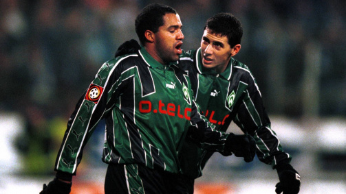 Kongeniales Werder-Sturmduo: Ailton (l.) und Claudio Pizarro im Dezember 1999 (© imago images)