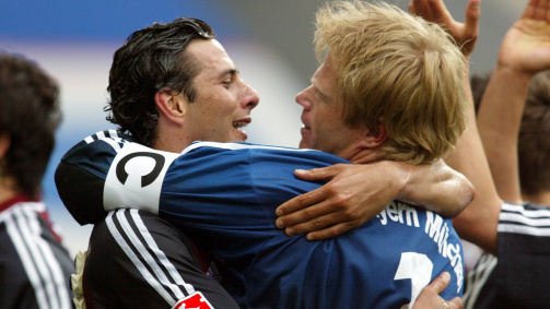 Zwei Typen der Bundesliga: Claudio Pizarro (l.) Arm in Arm mit Oliver Kahn im April 2003 (© imago images)