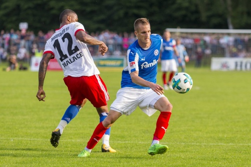 © imago / Im Sommer 2017 standen sich Holstein Kiel und der HSV in einem Freundschaftsspiel gegenüber. Kiel siegte mit Dominick Drexler (r.) 5:3 gegen Walace (l.) & Co.