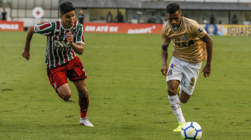 Igor Julião (links), hier im Duell mit Rodrygo vom FC Santos, hat den Sprung in Fluminenses Profiteam geschafft