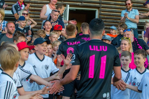 © Nomme Kalju FC / Liliu mit Fans des Klubs