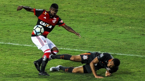© imago / Gab beim 3:0 gegen Corinthians sein Debüt für Flamengo in der 1.Liga: Lincoln (l.)