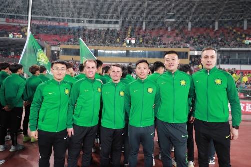 © Beijing Guoan // Das Trainerteam der Beijing Guoan Reserves um Marcus Jahn (2. v. l.) und Marc Schweinshaupt (3. v. l.)