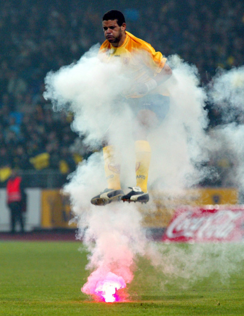 Sportfoto des Jahres 2003: Dinzey weicht mit einem Sprung einem Feuerwerkskörper aus