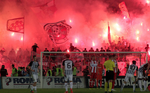 © imago images / Aufgeladene Stimmung: Beim serbischen Derby zwischen Partizan und Roter Stern Belgrad wird an Pyrotechnik in der Regel nicht gespaart. Gewälttätige Auseinandersetzungen zwischen beiden Fangruppen sind keine Seltenheit