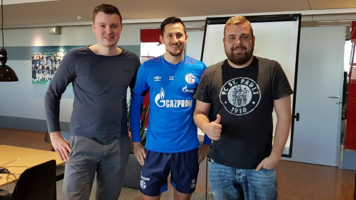 Besuch auf Schalke: Angreifer Steven Skrzybski (Mitte) mit den TM-Redakteuren Philipp Marquardt (l.) und Dominik Subbe 