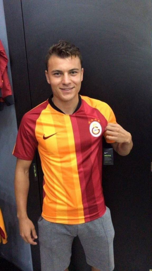Yusuf Erdoğan Galatasaray formasıyla poz verdi