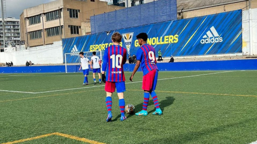 Adrian Gill (l.) in action for Barcelona's youth team. The midfielder wears the number 10 and has been compared to Iniesta