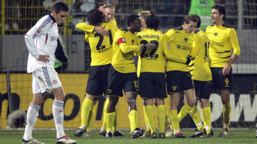 Die Aachener feiern ihren Achtelfinalsieg im DFB-Pokal 2006/07 gegen den FC Bayern