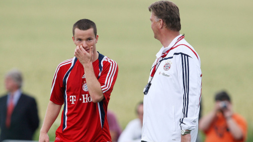 Alexander Baumjohann (l.) im Gespräch mit Trainer Louis van Gaal beim FC Bayern München 