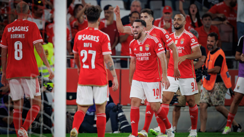 Jogadores do Benfica celebram golo. Fonte: IMAGO