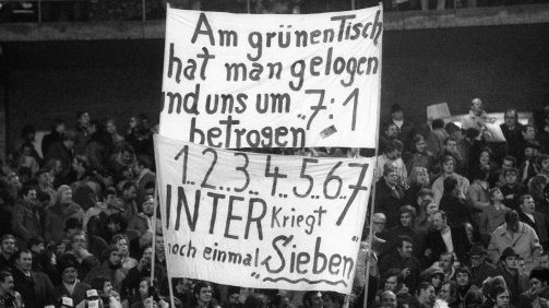 Banner der Gladbach-Fans beim Wiederholungsspiel am 1.12.1971 nach dem Dosenwurf gegen Inter Mailand © imago images