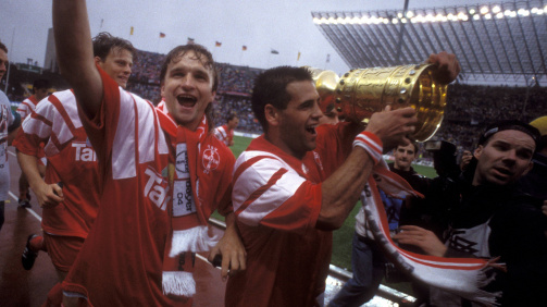 © imago - Ulf Kirsten (r.) von Bayer Leverkusen feiert den Gewinn des DFB-Pokals 1993