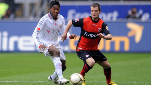David Alaba (FC Bayern) im Duell mit Marcel Heller (Eintracht Frankfurt) am 20. März 2010. Die Tabellenführer aus München verloren mit 1:2 bei der SGE 