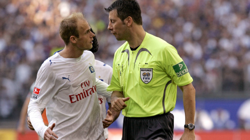 Ein Bild aus dem Jahr 2006: David Jarolim im regen Austausch mit FIFA-Schiedsrichter Wolfgang Stark 