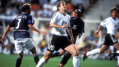 21. Juni 2002: Deutschland gewinnt das WM-Viertelfinale 2002 gegen die USA hauchdünn mit 1:0. DFB-Joker Oliver Bierhoff (damals 34) behauptet den Ball gegen Gregg Berhalter (28)