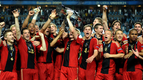 Das deutsche Team feiert den Titelgewinn bei der U21-EM 2009