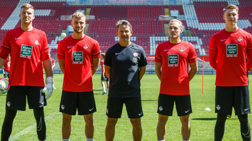 Trainer Dirk Schuster (Mitte) mit den Sommer-Neuzugängen 2022 beim FCK