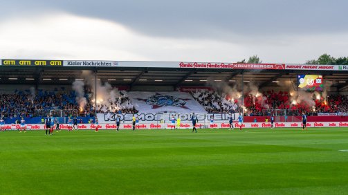 © imago - Fans von Holstein Kiel mit einer Choreografie beim Heimspiel gegen den HSV