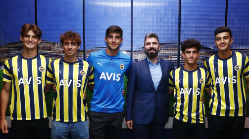 Fenerbahçe'de 5 profesyonel sözleşme