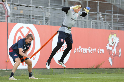 © imago images - Mainz 05 Torwart-Trainer Stephan Kuhnert bei Sprungübungen mit Keeper Finn Dahmen