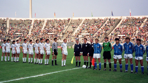 Vor dem Anpfiff des Halbfinales zwischen der DDR und Jugoslawien