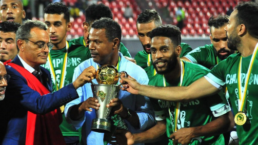 Lassaad Chabbi feiert mit seiner Mannschaft bei Raja Casablanca den Erfolg im CAF Confederation Cup